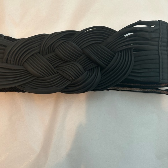 Black Medium belt. Back closure, with braid faux leather in front. - Picture 2 of 3
